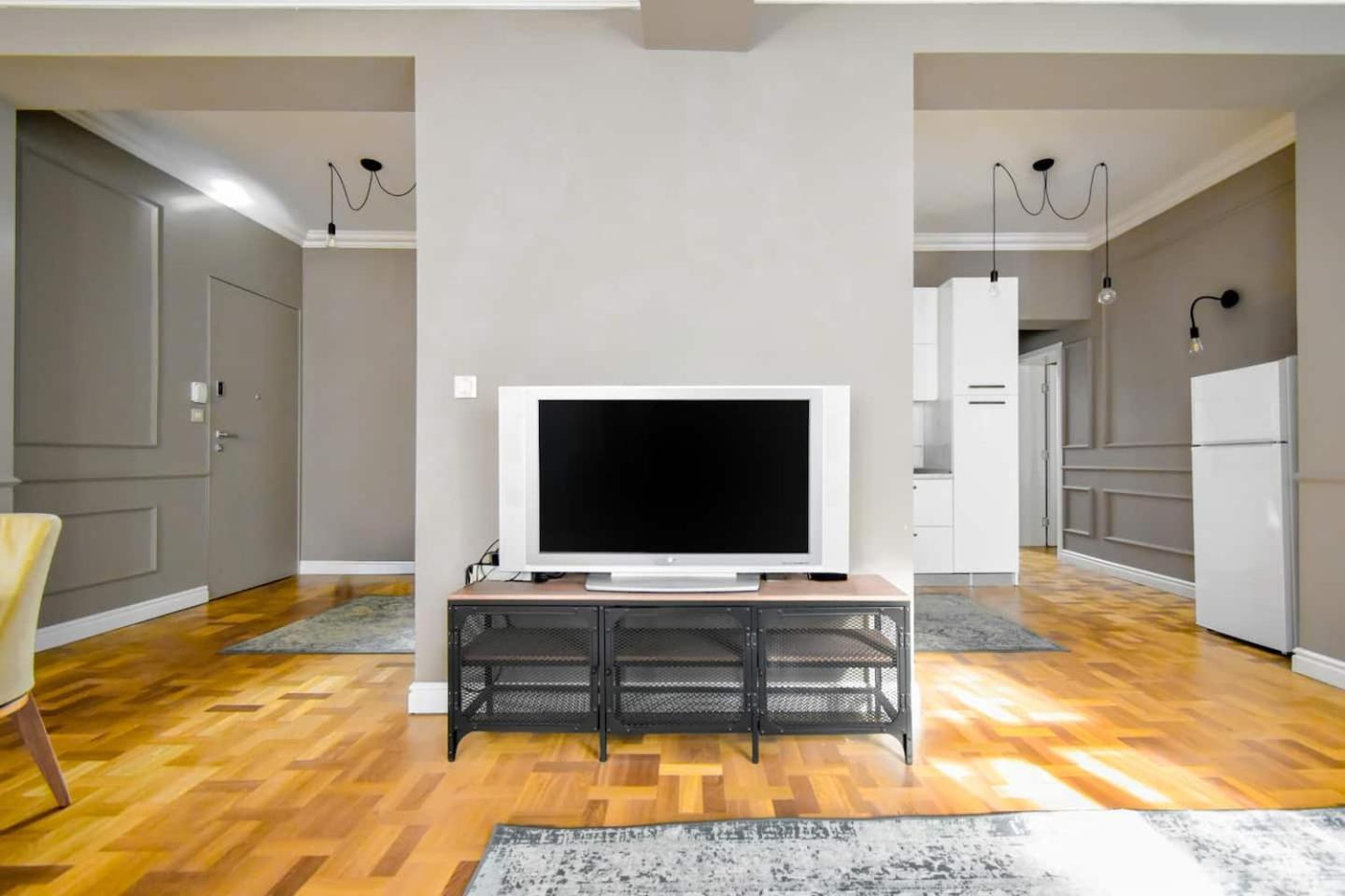 2bdr Luxury On Prime Location *