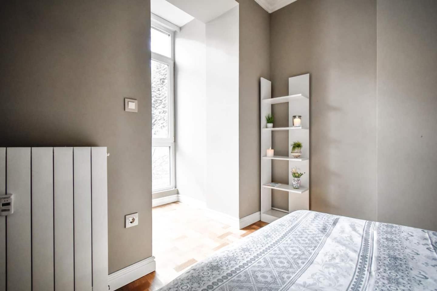 2bdr Luxury On Prime Location Apartment *